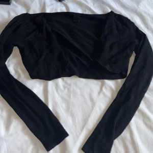 Svart kofta  - En svart mini kofta💋 jätte mysig  Storlek 34/36