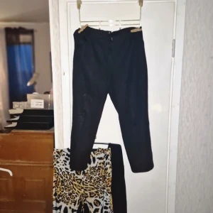 Finbyxor Medium - Använda några gånger. Men bra skick, svarta. Kan inte riktigt komma på vad det är för material. 