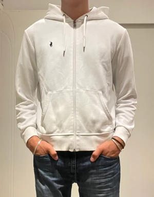Ralph Lauren zip hoodie - En mycket fin Ralph Lauren zip hoodie i skick 7/10. 