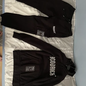 Hoodrich tracksuit  - En gammal hodrch tracksuit  S på hoodies och m på byxor men funkar båda s och m  All text är reflex 