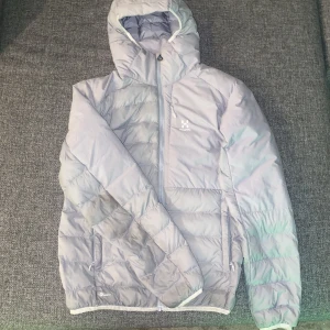 Höstjacka - Ljusgrå höstjacka som är bra till hösten, väldigt bekväm, passar till allt. Har använts bara 2 gånger. Ordinarie pris var 1200kr.