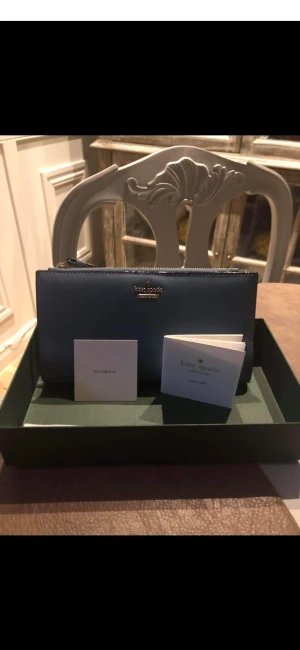 Kate spade plånbok oanvänd   - Oanvänd äkta kate spade. Nypris 3600. Säljes för 2200. Skickar med certikat för intyg att det är . Vid snabb affär kan priset diskuteras