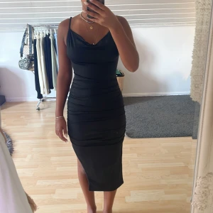 Svart klänning - Säljer nu min favvo festklänning, sitter som en smäck och formar sig fint efter kroppen😍