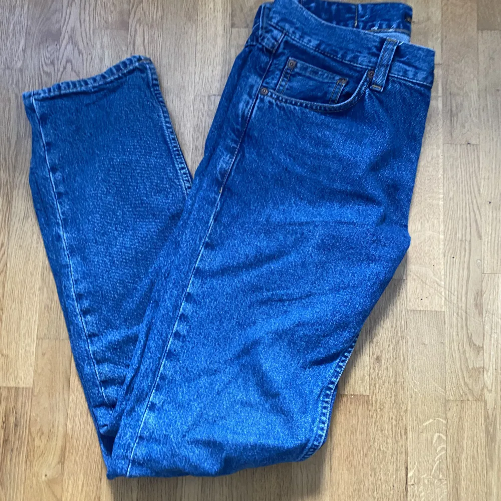 Säljer min knappt använda o skit snygga nudie jeans Köpt för ca 2 månadersen i affär o de är aldrig använda endast testade! Skick 10/10.  De är i Regular fit. Jeans & Byxor.