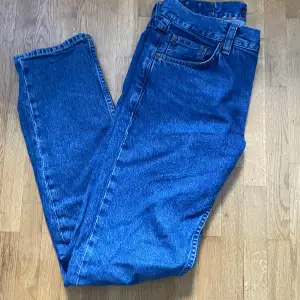 Säljer min knappt använda o skit snygga nudie jeans Köpt för ca 2 månadersen i affär o de är aldrig använda endast testade! Skick 10/10.  De är i Regular fit