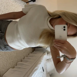 Zara topp - Säljer denna fina tröjan från zara, använd ett fåtal gånger 