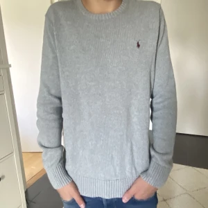Polo raulph Lauren tröja - En skön raulph Laurent tröja som är använd ett fåtal gånger, skick 9/10 inga defekter, jag är 176 , strl s, hör av dig vid frågor eller funderingar😁