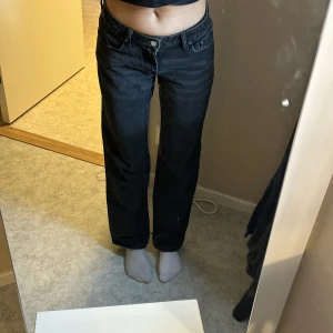 lågmidjade jeans - lågmidjade raka jeans från Weekday i modellen arrow, storlek 27/32. är 1,63 för referens
