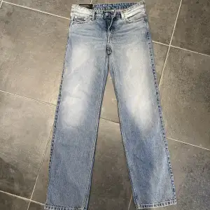 Säljer dessa snygga ”Arrow low straight jeans” från Weekday då de ej sitter bra på mig! Stl 24/32, oanvända, Innerbenslängden är 81cm🙌🏼nypris 590kr, köparen står för frakten!