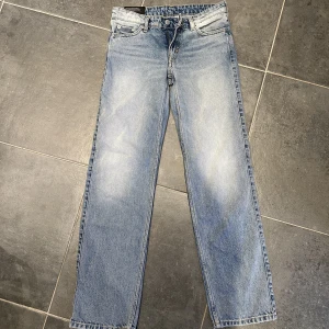 Arrow low straight jeans weekday  - Säljer dessa snygga ”Arrow low straight jeans” från Weekday då de ej sitter bra på mig! Stl 24/32, oanvända, Innerbenslängden är 81cm🙌🏼nypris 590kr, köparen står för frakten!