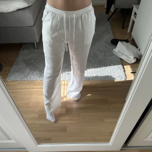Linnebyxor från Madlady  - Vita linnebyxor från Madlady, storlek S- regular (innersöm 80cm, bör passa dig som är mellan  167cm-173cm). Säljer då de tyvärr inte kommer till användning, använda ett fåtal gånger. Jättefina linnebyxor i gott skick. Nypris 599kr. 