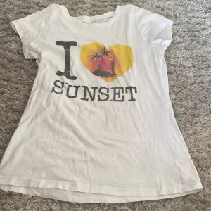 Superfin i ❤️ sunset topp, köpt på loppis! Ganska bra skick, vissa småhål men absolut inget man tänker på!! ❌tryck ej på köp nu❌