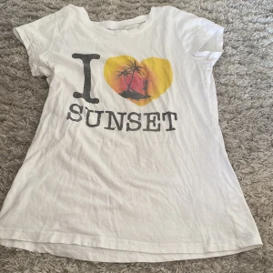 Fin tröja - Superfin i ❤️ sunset topp, köpt på loppis! Ganska bra skick, vissa småhål men absolut inget man tänker på!! ❌tryck ej på köp nu❌