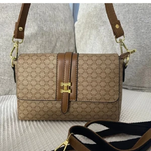 Beigebrun axelväska  - Helt ny beige axelväska med medföljande längre vanlig axelrem. Jättefin och bra kvalite 