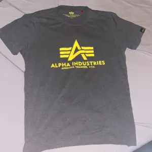 Alpha Industries tshirt i bra skick. Inte använd på väldigt länge. Stolek small. Skönt material.