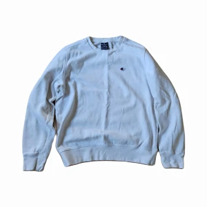 Vit Tröja Champion - Vit Champion sweatshirt som ska bort! Bra skick, storlek M sitter mer som S. Nypris 449