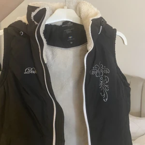 väst med fluff - helt oanvänd väst med lappar kvar 🤍