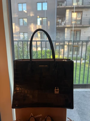 Michael kors väska - Säljer min michael kors väska då den tyvärr inte kommer till användning längre. Väskan är äkta men säljs billigt då den bara ”ligger och skräpar” samt har en liten fläck (bild skickas vid intresse). Pris kan diskuteras💕