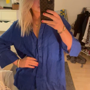 Blå skjorta 💙 - Blå skjorta från zara! 💙 skjortan är i storlek S men kan oxå används som en M  100kr + frakt 