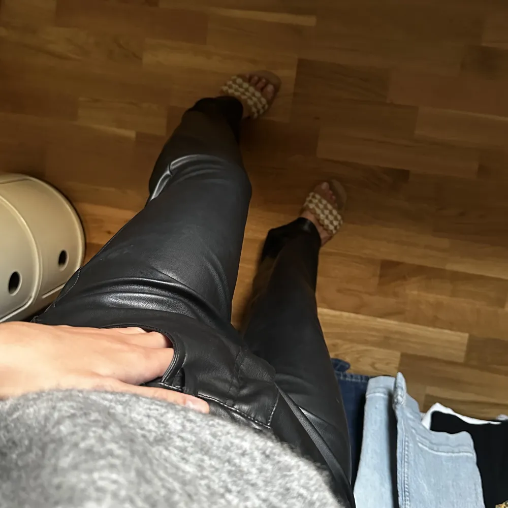 Lågmidjade skinnbyxor från zara. Storek 32. Baggy fit på mig så lite större i storleken. Är 165 o dem är långa på mig. Slutsålda!!!. Jeans & Byxor.