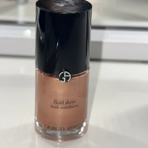Armani liquid highliter den kostar ej 1kr bud mig  - Bud mig pris 