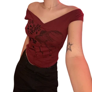 Mörkröd tröja Y2K - Mörkröd Y2K topp!🦋🌟 Så mjuk och bekväm, sitter fint på kroppen och går att ha både med ärmarna högt upp eller off the shoulder🌟 Passar XS & S🫶