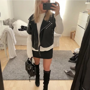 Skin väst från Zara! 🖤 - Snygg skin väst som passar perfekt till hösten! Den är från zara är i storlek M.  200kr + frakt ❤️‍🔥