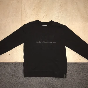 Tröja - Jag säljer denna från CK, jag använder den aldrig och tycker inte den passar mig i stil.  Den är egentligen en killmodell men man kan som tjej använda den med 