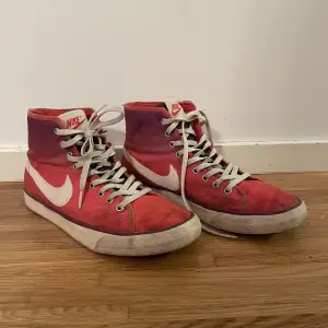 Säljer dessa snygga, röda och lila, Nike skor pga att de är förstora. De är väl använda, därav slitaget högst upp på skon (bild 3, syns knappt). Köparen betalar frakt. Kan även mötas upp i Västerås. Skriv om du önskar fler bilder!💕