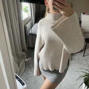 Stickad tröja från Gina tricot  - Superfin stickad tröja från Gina Tricot. Säljer denna på grund av att jag har två likadana. Aldrig använd. 