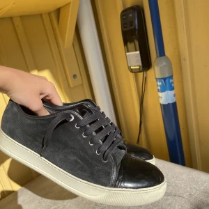 Lanvin skor - Hej! Säljer dessa lanvin skor som är i använt skick. Dustbag hänger även med. Bara att höra av sig vid frågor😁