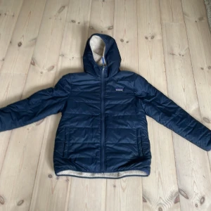 Patagonien reverseible jacka - Säljer nu min Patagonia Jack efter som den e för lite för mig. Jackan går att använda år båda hållen.
