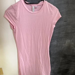 Klänning strl S - Säljer en rosa klänning i strl S från H&M.  Enbart prövad och säljes då den var för liten för mig.