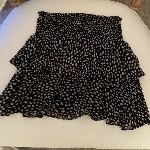 Prickig kjol från chelsea! Väldigt bra skick, som ny. Storlek xs. Säljer för 250kr💕