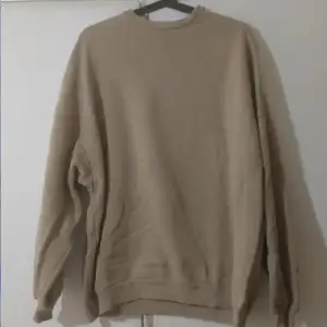 Nelly oversized sweatshirt i beige. Storlek S. Mycket bra skick. 