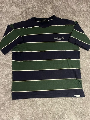 T shirt, sweet sktbs  - T shirt från sweet sktbs, mysig o gullig. Använd ca 5 gånger. Original pris: 399kr . Storlek: XS, herr. 