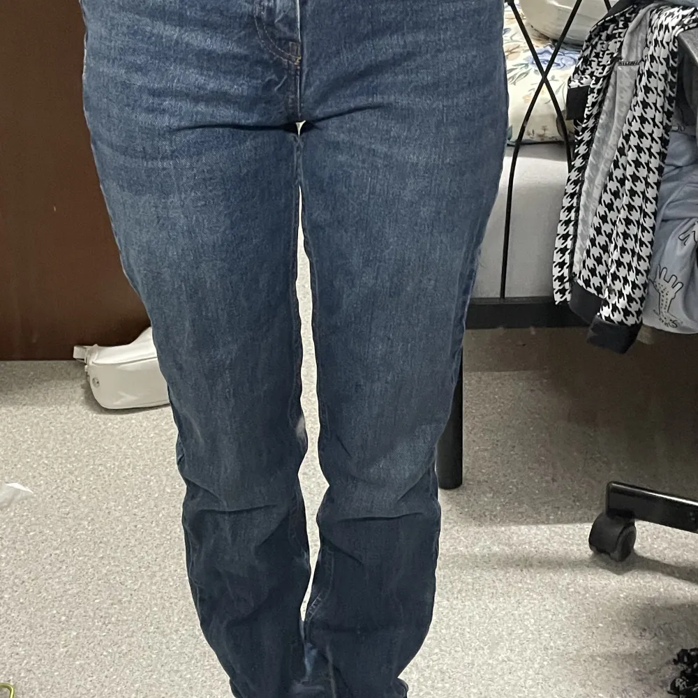 Jag är 153,5cm lång och dessa straight highwaisted jeans e lite för långa för mig. Jeans & Byxor.