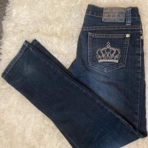 Mörkblåa jeans, victoria beckham/rock & republic jeans i strl S. Bootcut/raka