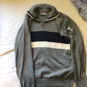 Peak performance sweatshirt - Grå sweatshirt med zip från peak performance, bra skick, lite liten i passformen