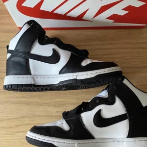 Nike dunk high panda  - Säljer ett par Nike dunk high panda 🐼i storlek 38.5 skorna är i använt skick men med inga skador. Skorna kommer i dubbelbox och med snören. Pris kan alltid diskuteras 
