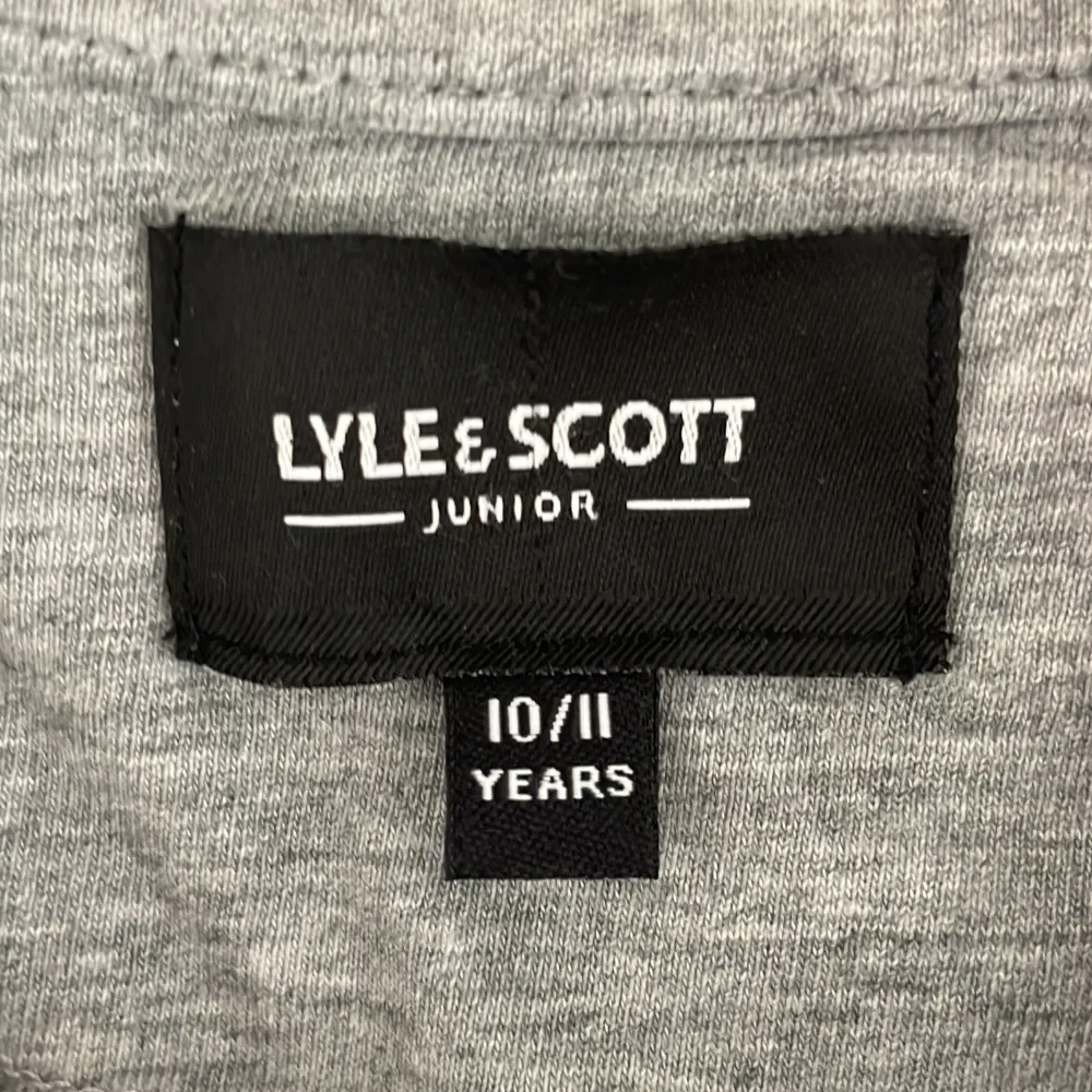 En Lyle&Scott T-shirt köpt från kidsbrandstore, väldigt bra skick. Storleken står 10-11 men är ganska mycket större i storleken så skulle snarare säga 12-13, du står för frakt🤗. T-shirts.