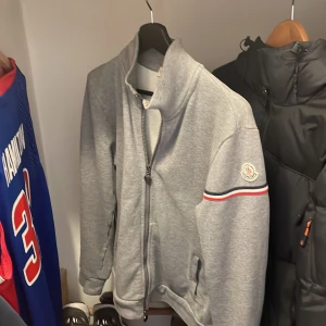 Moncler Zip - Grå monclerzip lite sliten men kedjan funkar som den ska och fortfarande fräsch!