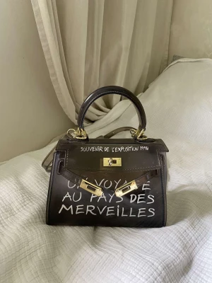 Axelremsväska - Väskan är i ett mycket bra skick, den är transparent.   