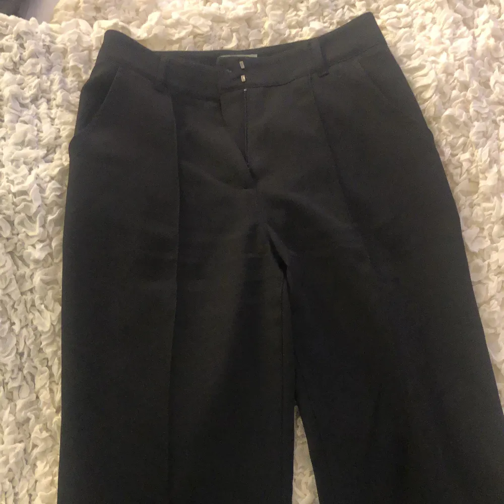 Säljer mina par svarta kostymbyxor i storlek xs tall från madlady. Använt dem ett par fåtal gånger, säljs för dem kommer inte till användning 💕ny pris 600kr. Jeans & Byxor.