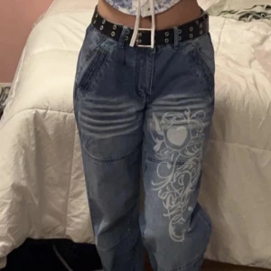 Coola jeans!! - Ascoola jeans med snyggt tryck på ena benet, storlek s, skulle säga att de passar xs/s. 💓 inga defekter och säljer billigt. LÅNADE BILDER!! skriv för fler! 