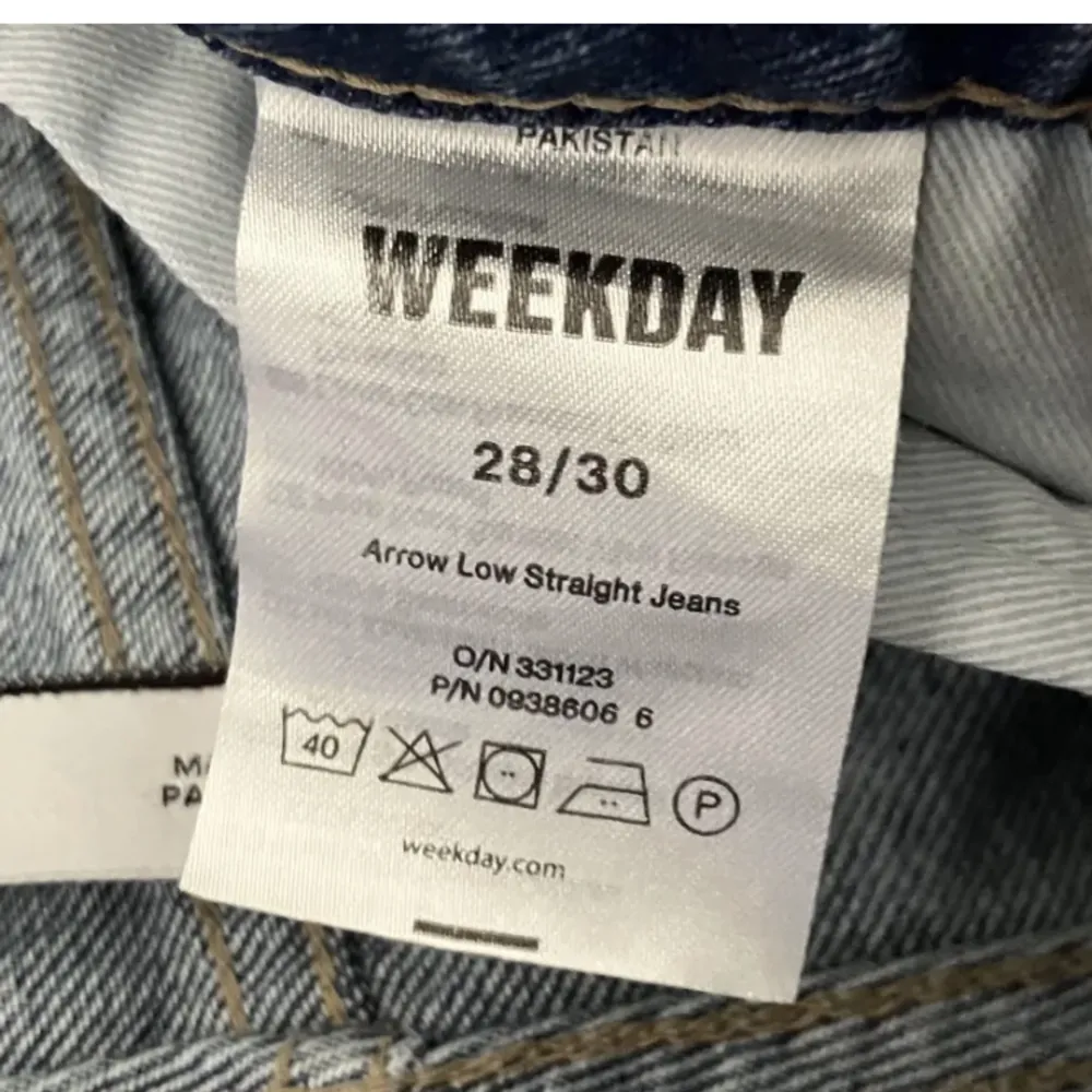 lågmidjade jeans från weekday i modellen arrow low, lågmidjade och raka ben. säljs för dem är för stora. nyskick, kontakta för vidare frågor :). Jeans & Byxor.