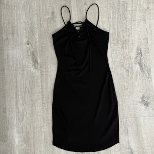 Svart klänning stl XS - Säljer denna fina klänning i stl XS. Köpt från Gina tricot. Använd fåtal gånger, fint skick 