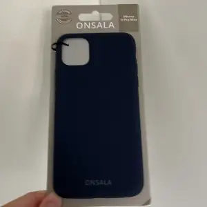 Helt nytt oöppnat Onsala mobilskal till mobilen 11 pro max i en Superfin blå färg.orginalpris är 199kr,Färgen coblat blue. 