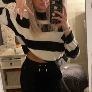 stickad tröja  - (Postar massvis med annonser för den fria frakten, kommer skriva detaljer så fort jag kan)