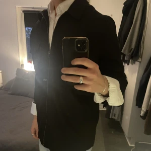 ZIP UP - FULL ZIP - Säljer denna full-zip overshirten i oanvänt nyskick. den är superfin, passar perfekt till skolstarten eller jobbet!! Storlek L passar M